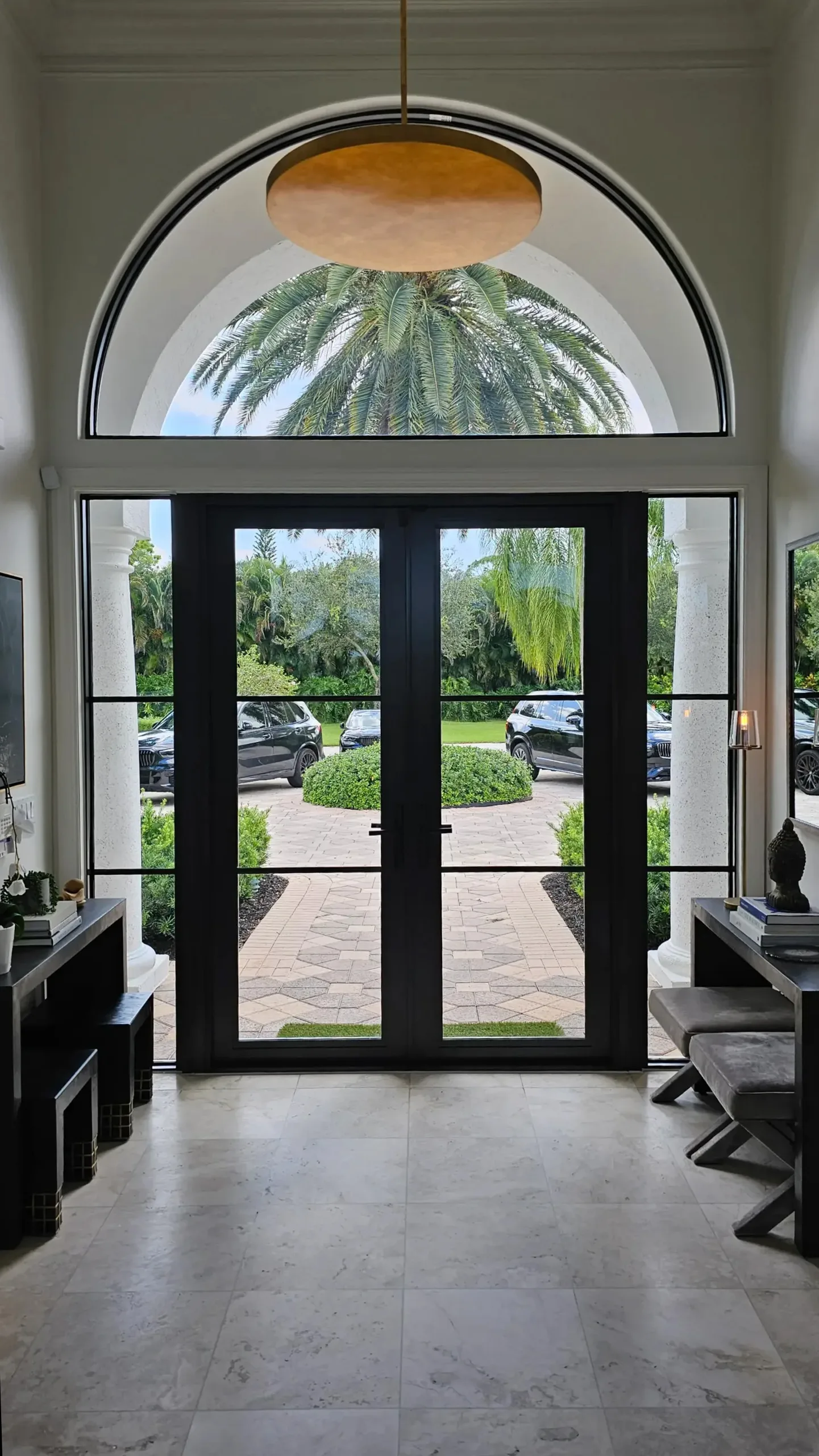 Modern entryway with palm view and elegance