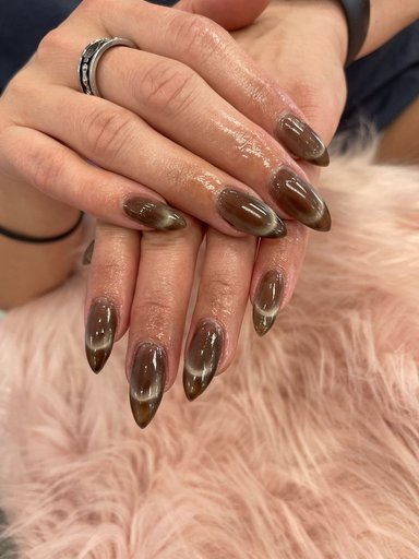 Elegant brown ombre nails with a glossy finish